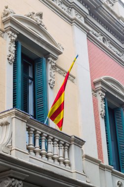 Barcelona'da bir bina dışında Katalonya bayrakları.