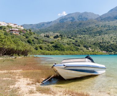 Göl üzerinde yalnız Motorlu tekne