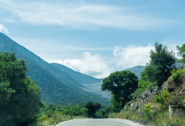 Kayalıklarla ve dağlar manzarayı