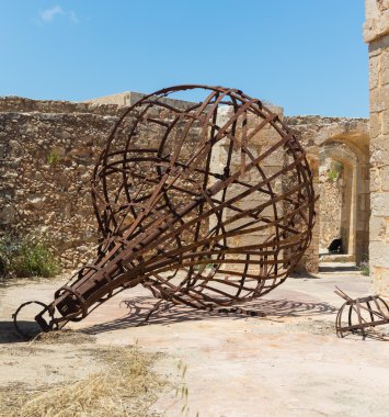 Eski paslı iskelet kubbe