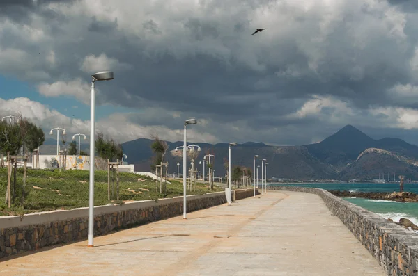 Περιπάτου στις ακτές της θάλασσας, στην πόλη του Ρεθύμνου, Κρήτη, Ελλάδα — Φωτογραφία Αρχείου
