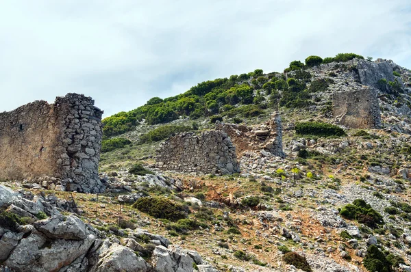 Ruiny starożytnego mostu w górach — Zdjęcie stockowe