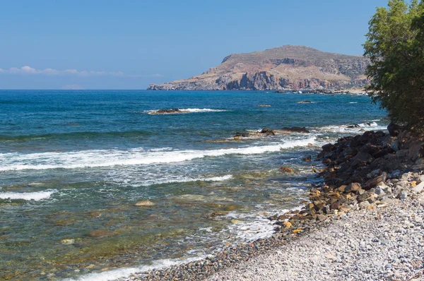 Όμορφη Θαλασσογραφία. Ακτή στη θάλασσα και το βράχο — Φωτογραφία Αρχείου