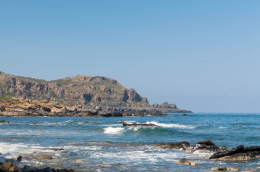 Güzel deniz manzarası. Deniz ve rock sahil