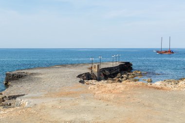 eski taş iskele ve mavi deniz.