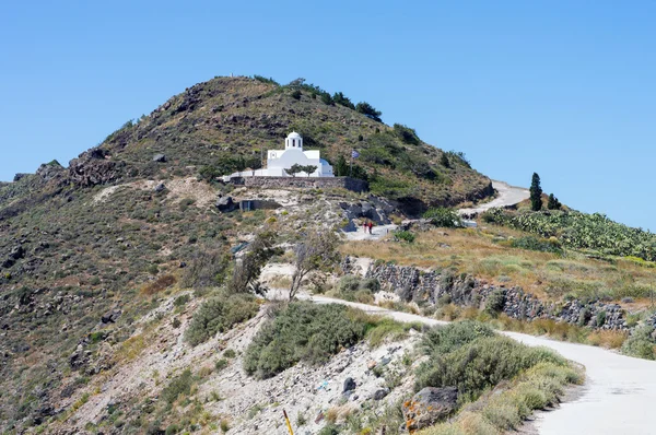 Igreja branca na montanha entre de cidades na ilha de Santorini — Fotografia de Stock