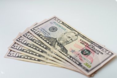 Elli dolar faturaları bir yığın üzerinde beyaz bir arka plan dışarı Fanlı