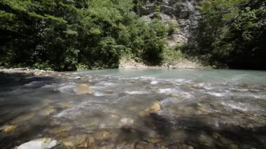 Vahşi Dağ Nehri, Berrak Nehir 'i kapatın. Taş Kaya Akımı ile Gevezelik Deresi 'nin Detaylı Çekimi.