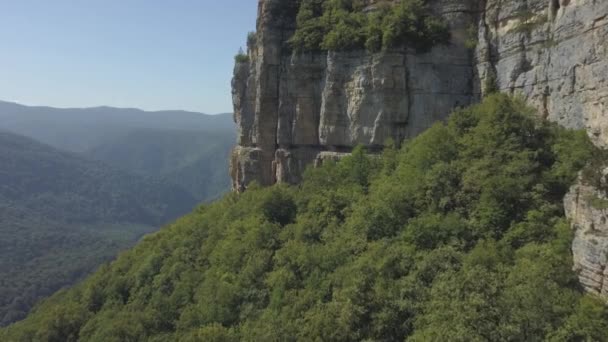 ドローンショットの近くに巨大な岩の崖に飛んでいた 崖と山の風景の空中ビュー 険しい崖の顔と山の線 — ストック動画
