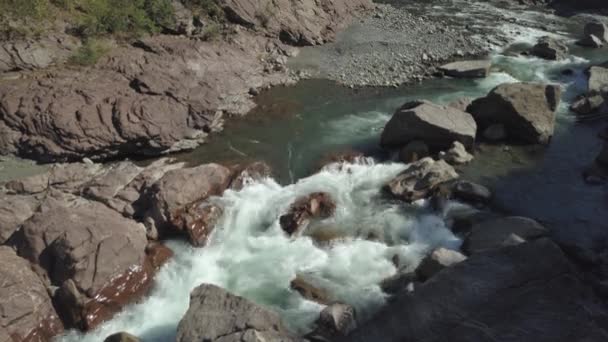 Drone Voando Sobre Rio Montanha Córrego Com Pedras Longo Das — Vídeo de Stock