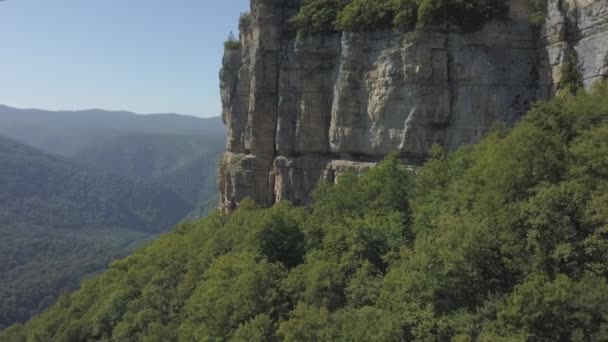 ドローンショットの近くに巨大な岩の崖に飛んでいた 崖と山の風景の空中ビュー 険しい崖の顔と山の線 — ストック動画