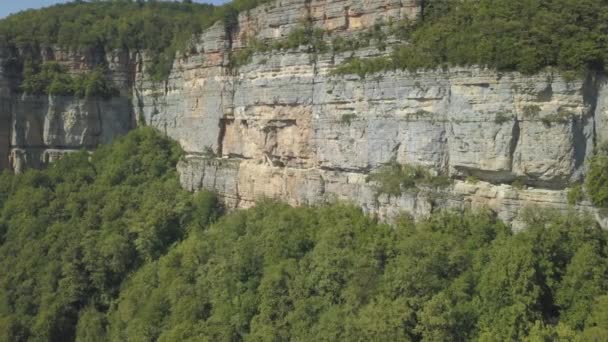 ドローンショットの近くに巨大な岩の崖に飛んでいた 崖と山の風景の空中ビュー 険しい崖の顔と山の線 — ストック動画