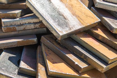 Plazma kesiminden sonra yuvarlak delikli kare çelik bölmeler.