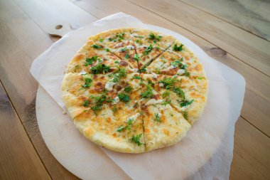 Kafkasya khychin turtasını dolma ile kapatın..