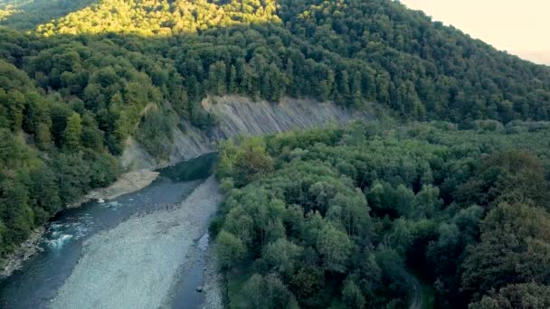 Спокійна повільна гірська річка. Безпілотник повільно літає над поверхнею річки — стокове відео