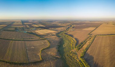 Sonbaharda gündoğumunda ya da günbatımında tarlaların havadan görüntüsü. Güzel kırsal alan güneşli turuncu gökyüzü.