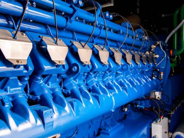 CHP ünitesinin motoru. Dizel ve gaz endüstriyel elektrik jeneratörü. Sanayi için alternatif enerji.