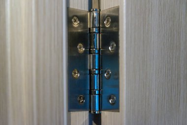 Yepyeni kapı menteşesi. Kapıların onarımı ve montajı sırasında doğrama