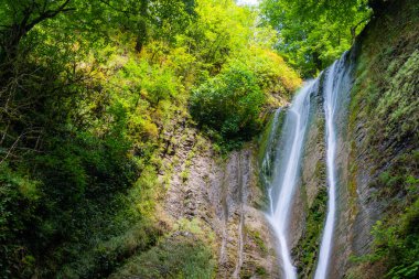 - Rusya. Soçi. Bezumenk nehrinde Orekhovsky Şelalesi - şehrin doğal manzarası.