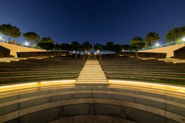 Modern amfi tiyatro, geceleri eski tiyatrolar gibidir.