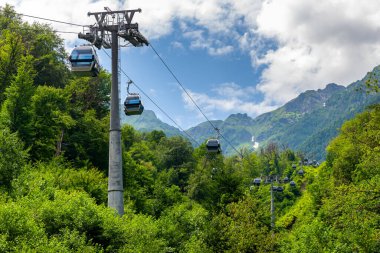 Yaz dağlarında kablolu ya da kablolu tren..