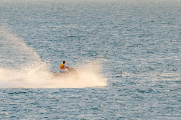 Mann Auf Jet Ski Amüsiert Sich Meer — Stockfoto