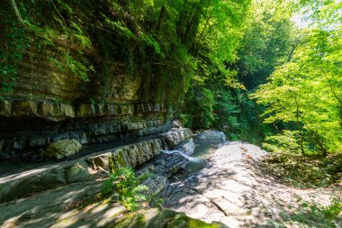 Dağ nehrindeki çeşitli taş katmanlarının dokuları
