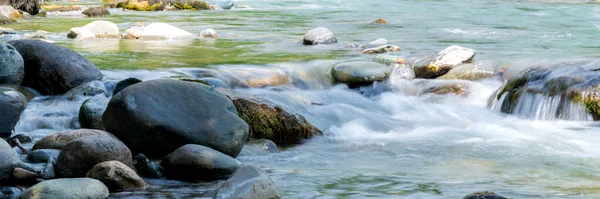 岩流流水 山区河流 — 图库照片