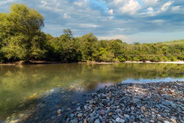 Avrupa 'nın dağlık bölgesinde kayalıkları olan temiz bir nehir.