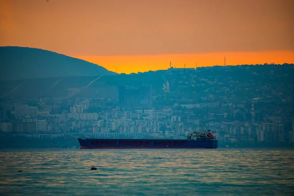 Egy Teherhajó Amely Arany Naplementekor Vagy Napkeltekor Hajózik Tengeren Óceánszállítmány — Stock Fotó