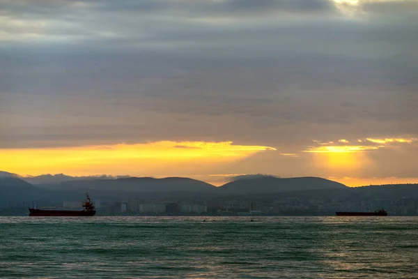 Navio Carga Navegando Pelo Mar Pôr Sol Dourado Nascer Sol — Fotografia de Stock