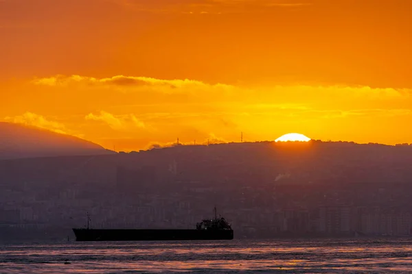 Gyönyörű Naplemente Felhők Között Napsugarak Egyszerűen Gyönyörűek Város Hegyek Hajók — Stock Fotó
