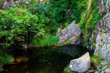 Manteigas Kasabası 'ndaki Şelale, Portekiz' deki Serra da Estrela ya da Poco do Inferno ya da Cehennem Çukuru adındaki Star Dağı