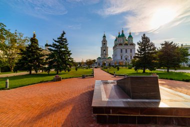 Astrakhan, Rusya 'daki Uspensky Katedrali ve Kremlin' in Çan Kulesi.