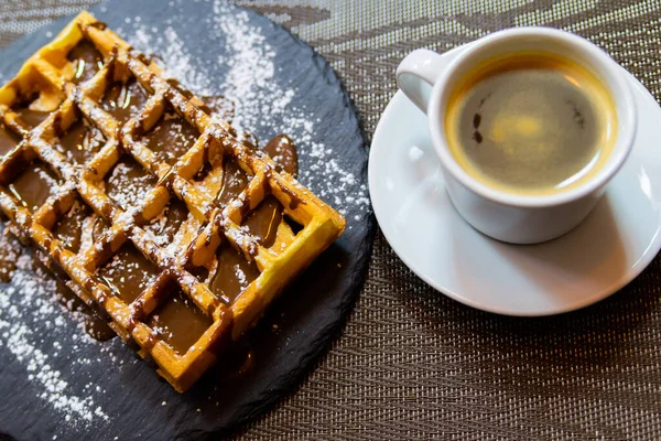 Kopje Koffie Belgische Wafels Met Chocolade — Stockfoto