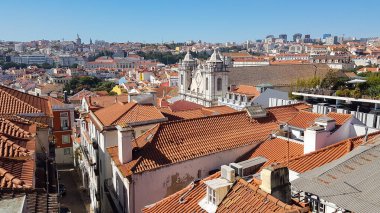 Kırmızı kiremit çatılı Lizbon şehir merkezinin havadan görüntüsü.