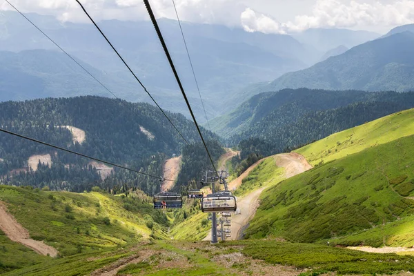 Elevador Cadeiras Uma Região Montanha Verão Vida Estância Esqui Verão — Fotografia de Stock