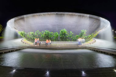 Şelale, yapay nehrin granit yatağına akar. Sonsuzluk 'u büyük bir kase şeklinde fıskiyeye dönüştür..