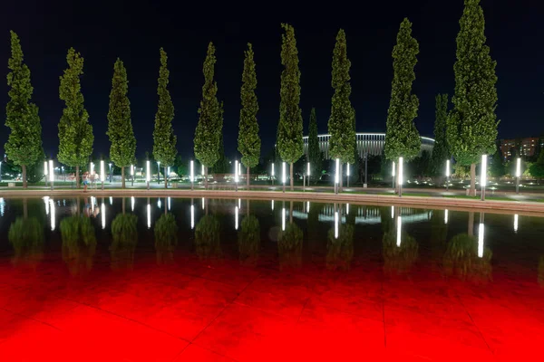 Árboles Dispuestos Simétricamente Con Linternas Largo Fuente Parque Krasnodar Piscina — Foto de Stock