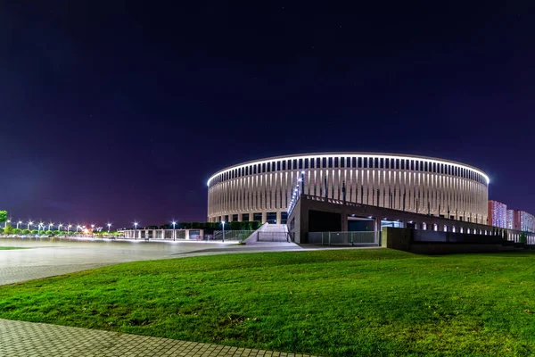 ロシアのクラスノダール市にあるナイトシティパーク 公園は同じデザインスタイルで作られており 幾何学とリズムがたくさん含まれています — ストック写真