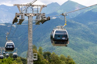Yaz dağlarında kablolu ya da kablolu tren..