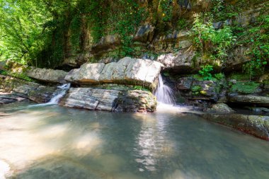 Dağ nehrindeki çeşitli taş katmanlarının dokuları