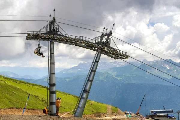 Homem Fazer Uma Foto Canteiro Obras Teleférico Uma Região Montanha — Fotografia de Stock