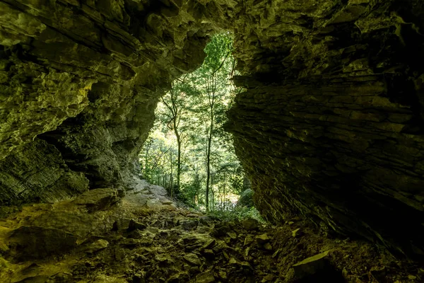 Dentro Una Cueva Húmeda Oscura Con Salida Iluminada Vista —  Fotos de Stock