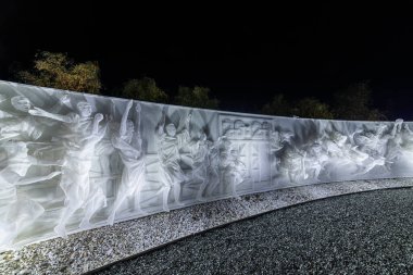 Sanatçılar Geri Dönüşüm Grubu 'nun plastik örgüsünden yapılmış çok şekilli levrek kabartması. Sanat kompozisyonu 'Yapay Çevre' halka açık 'Galitsky Parkı'. Krasnodar, Rusya - 09 Temmuz 2020.