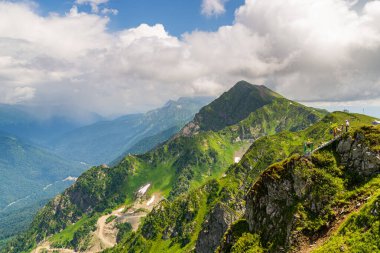 Dağ tepelerinin manzarası. Dağ manzarası