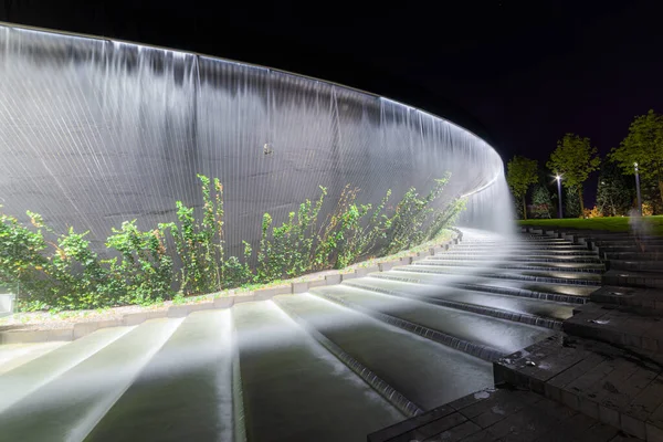 Wasserfall Fließt Bächen Granitbett Des Künstlichen Flusses Brunnen Infinity Form — Stockfoto