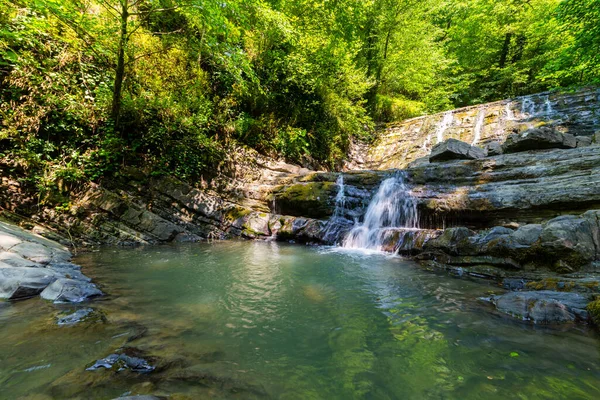 Küçük bir şelalenin ya da büyük taşlı bir akarsuyun uzun pozlama fotoğrafı..