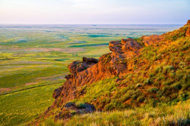 Büyük Bogdo Dağı. Hazar bozkırlarındaki kutsal dağlarda kırmızı kumtaşı çıkıntıları - Baskunchak doğa rezervi, Astrakhan bölgesi, Rusya