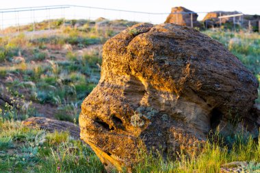 Kaya erozyonu. Yerden ve taştan yıpranmış. Jeolojik oluşumlar.